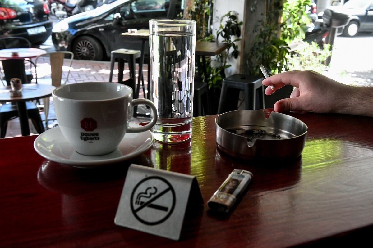 Λουκέτο σε καφετέρια με ανεμβολίαστους - Πρόστιμα και για κάπνισμα